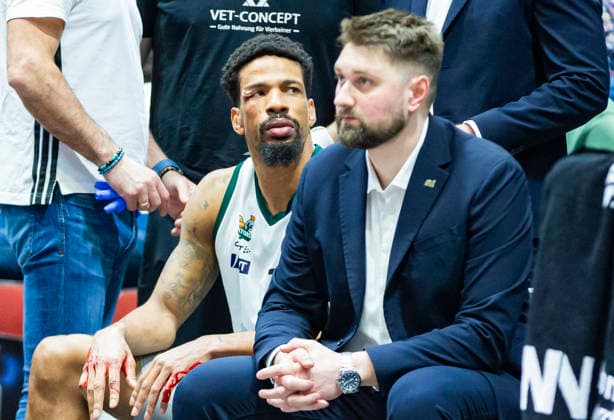 30.12.2025, xomx, Basketball easyCredit BBL Bundesliga, NINERS Chemnitz - VET-Concept Gladiators Trier v.l. Urald King (Gladiators Trier) ist schwer verletzt. Er hat einen Cut ueber dem rechten Auge, blutet stark und muss behandelt werden. Offensichtlich geht es ihm soweit gut, doch er muss die Halle dann doch verlassen. Krankenhaus? Kevin Oberlack Chemnitz