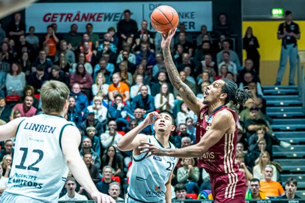 Chemnitz, Deutschland 30. Dezember 2025: 1.BBL - 2025 2026 - Niners Chemnitz vs. Vet-Concept Gladioatore Trier Im Bild: v. li. im Zweikampf Evans Rapieque (Trier) und Kevin Yebo (99) Copyright: xFotostandx xNachtigallx
