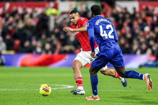 Premier League Nottingham Forest v Everton Murillo of Nottingham Forest breaks with the ball under pressure from Tim Iroegbunam of Everton during the Premier League match Nottingham Forest vs Everton at City Ground, Nottingham, United Kingdom, 30th December 2025 (Photo by Alfie Cosgrove News Images) Nottingham City Ground Nottinghamshire United Kingdom Copyright: xAlfiexCosgrove NewsxImagesx
