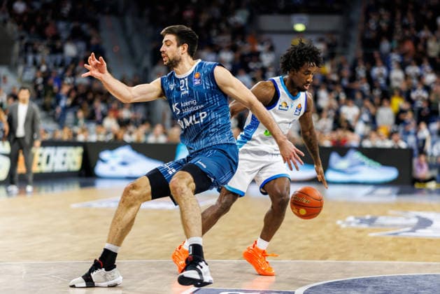 easycredit BBL, MLP Academics Heidelberg - Frankfurt Skyliners, 30.12.2025 Isaiah Swope (Frankfurt Skyliners, 1) lässt Mateo äeri? (MLP Academics Heidelberg, 21) ins Leere laufen Spiel der easycredit BBL MLP Academics Heidelberg - Frankfurt Skyliners; am 13. Spieltag der Saison 25 26 in der SAP Arena in Mannheim am 30.12.2025 Copyright: xBEAUTIFULxSPORTS Hahnex
