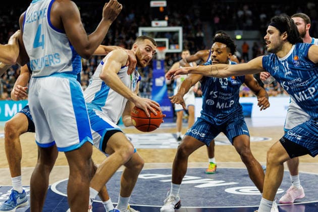 easycredit BBL, MLP Academics Heidelberg - Frankfurt Skyliners, 30.12.2025 Radii Caisin (Frankfurt Skyliners, 16) wird beim Sichern eines Rebounds gefoult Spiel der easycredit BBL MLP Academics Heidelberg - Frankfurt Skyliners; am 13. Spieltag der Saison 25 26 in der SAP Arena in Mannheim am 30.12.2025 Copyright: xBEAUTIFULxSPORTS Hahnex