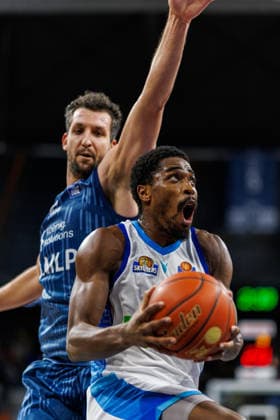 easycredit BBL, MLP Academics Heidelberg - Frankfurt Skyliners, 30.12.2025 William Christmas (Frankfurt Skyliners, 8) mit Ball gegen Paul Zipser (MLP Academics Heidelberg, 9) Spiel der easycredit BBL MLP Academics Heidelberg - Frankfurt Skyliners; am 13. Spieltag der Saison 25 26 in der SAP Arena in Mannheim am 30.12.2025 Copyright: xBEAUTIFULxSPORTS Hahnex