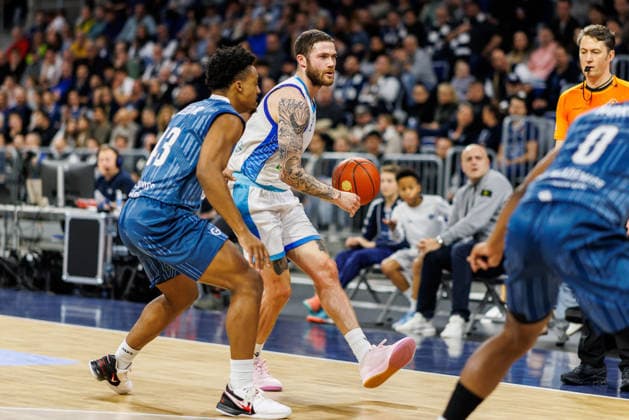 easycredit BBL, MLP Academics Heidelberg - Frankfurt Skyliners, 30.12.2025 Logan Johnson (Frankfurt Skyliners, 0) mit Ball gegen Eric Reed Jr. (MLP Academics Heidelberg, 43) Spiel der easycredit BBL MLP Academics Heidelberg - Frankfurt Skyliners; am 13. Spieltag der Saison 25 26 in der SAP Arena in Mannheim am 30.12.2025 Copyright: xBEAUTIFULxSPORTS Hahnex