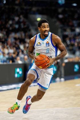 easycredit BBL, MLP Academics Heidelberg - Frankfurt Skyliners, 30.12.2025 William Christmas (Frankfurt Skyliners, 8) mit Ball Spiel der easycredit BBL MLP Academics Heidelberg - Frankfurt Skyliners; am 13. Spieltag der Saison 25 26 in der SAP Arena in Mannheim am 30.12.2025 Copyright: xBEAUTIFULxSPORTS Hahnex