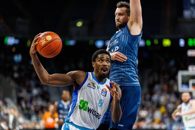 easycredit BBL, MLP Academics Heidelberg - Frankfurt Skyliners, 30.12.2025 William Christmas (Frankfurt Skyliners, 8) mit Ball gegen Paul Zipser (MLP Academics Heidelberg, 9) Spiel der easycredit BBL MLP Academics Heidelberg - Frankfurt Skyliners; am 13. Spieltag der Saison 25 26 in der SAP Arena in Mannheim am 30.12.2025 Copyright: xBEAUTIFULxSPORTS Hahnex