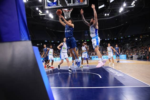 RECORD DATE NOT STATED Spielaktion mit Samuell Williamson (10, MLP Academics Heidelberg) und Logan Johnson (0, Frankfurt Skyliners) easyCredit BBL: MLP Academics Heidelberg – Skyliners Frankfurt 30.12.2025 SAP Arena Spielaktion mit DJ Horne (0; MLP Academics Heidelberg) am Korb