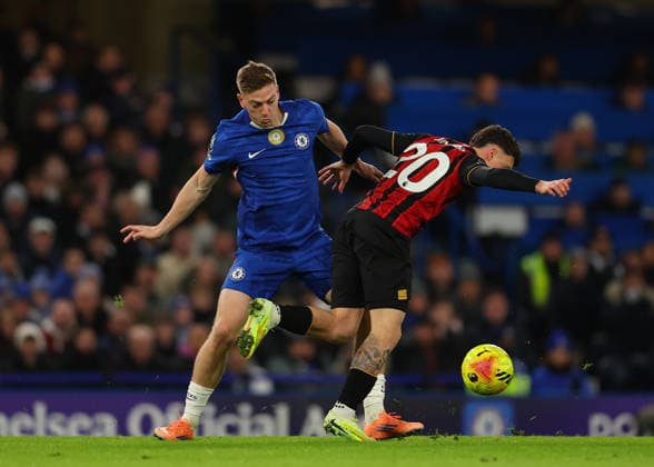 30th December 2025; Stamford Bridge, Chelsea, London, England: Premier League Football, Chelsea versus Bournemouth; Liam Delap of Chelsea challenges Alex Jimenez of AFC Bournemouth  JohnxPatrickxFletcher