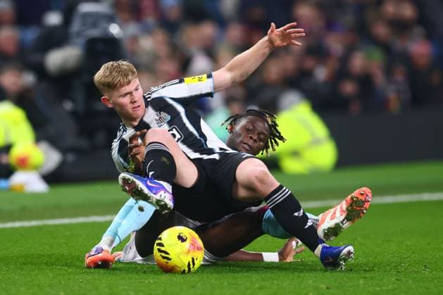 Lewis Hall of Newcastle United and Loum Tchaouna of Burnley Burnley v Newcastle United, Premier League, Football, Turf Moor, Burnley, UK - 30 Dec 2025Burnley Turf Moor United Kingdom EDITORIAL USE ONLY No use with unauthorised audio, video, data, fixture lists, club league logos or live services. Online in-match use limited to 120 images, no video emulation. No use in betting, games or single club league player publications. Copyright: xPaulxCurrie Shutterstockx 16216212bp