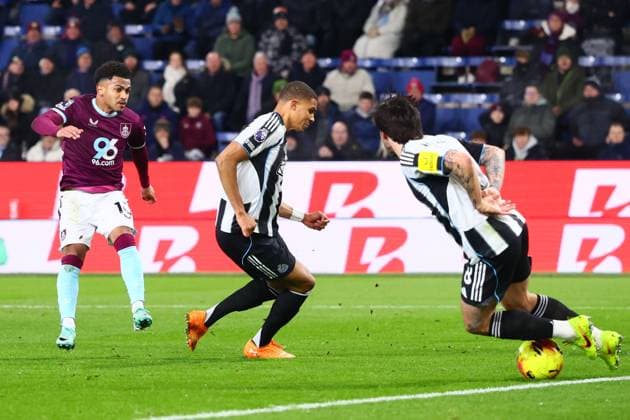 Marcus Edwards of Burnley has his shot saved on the line from Fabian Schar of Newcastle United Burnley v Newcastle United, Premier League, Football, Turf Moor, Burnley, UK - 30 Dec 2025Burnley Turf Moor United Kingdom EDITORIAL USE ONLY No use with unauthorised audio, video, data, fixture lists, club league logos or live services. Online in-match use limited to 120 images, no video emulation. No use in betting, games or single club league player publications. Copyright: xPaulxCurrie Shutterstockx 16216212br