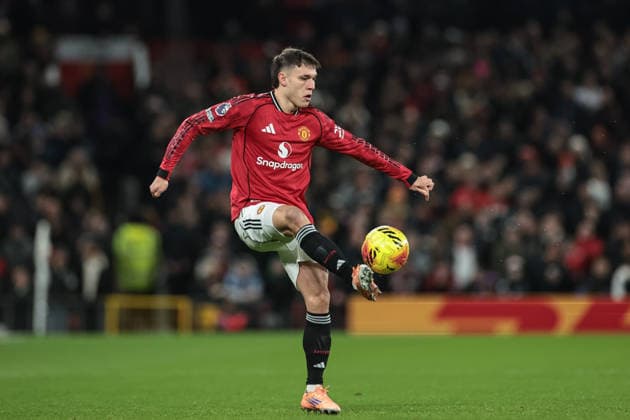 Premier League Manchester United, ManU v Wolverhampton Wanderers Manuel Ugarte of Manchester United controls the ball during the Premier League match Manchester United vs Wolverhampton Wanderers at Old Trafford, Manchester, United Kingdom, 30th December 2025 (Photo by Mark Cosgrove News Images) Manchester Old Trafford Greater Manchester United Kingdom Copyright: xMarkxCosgrove NewsxImagesx