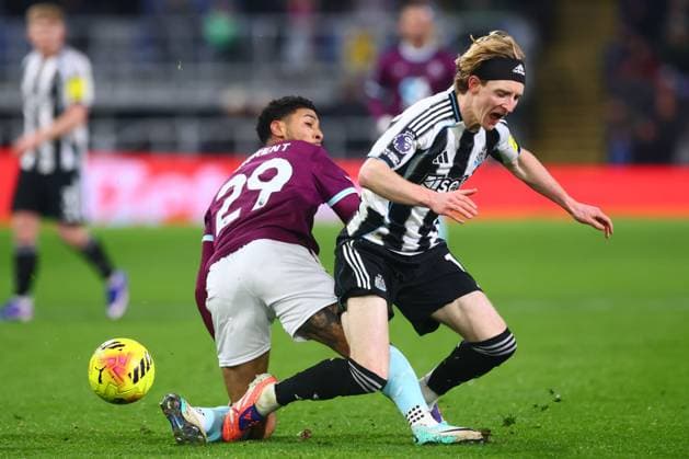 Anthony Gordon of Newcastle United and Josh Laurent of Burnley Burnley v Newcastle United, Premier League, Football, Turf Moor, Burnley, UK - 30 Dec 2025Burnley Turf Moor United Kingdom EDITORIAL USE ONLY No use with unauthorised audio, video, data, fixture lists, club league logos or live services. Online in-match use limited to 120 images, no video emulation. No use in betting, games or single club league player publications. Copyright: xPaulxCurrie Shutterstockx 16216212bu
