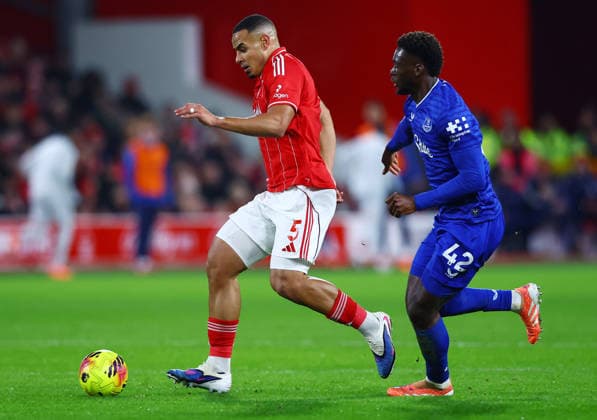 Murillo of Nottingham Forest and Tim Iroegbunam of Everton Nottingham Forest v Everton, Premier League, Football, City Ground, Nottingham, UK - 30 Dec 2025Nottingham City Ground United Kingdom EDITORIAL USE ONLY No use with unauthorised audio, video, data, fixture lists, club league logos or live services. Online in-match use limited to 120 images, no video emulation. No use in betting, games or single club league player publications.  Copyright: xMattxWest Shutterstockx 16216219af
