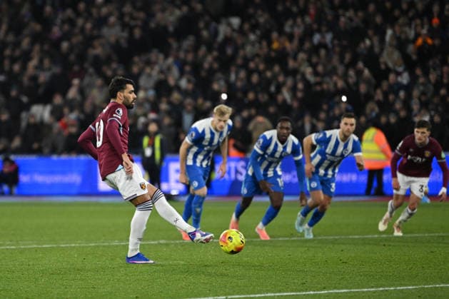 West Ham United v Brighton and Hove Albion, Premier League West Ham United midfielder Lucas Paqueta (10) scores from the penalty spot during the Premier League match between West Ham United and Brighton and Hove Albion at the London Stadium, London, UK on 30 December 2025. London London Stadium UK Editorial use only DataCo restrictions apply See www.football-dataco.com , Copyright: xPaulxBockingx PSI-23487-0027