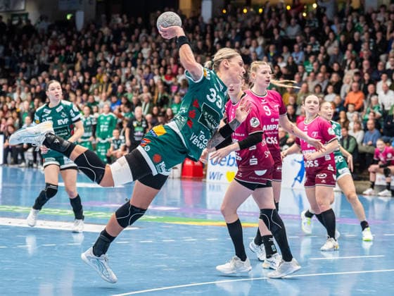 Luisa Schulze (Frisch Auf Frauen, 33) kommt am Kreis frei zum Wurf, Frisch Auf Goeppingen vs. TuS Metzingen, Handball, 1. Bundesliga, Spielzeit 2025 2026, 30.12.2025 Frisch Auf Goeppingen vs. TuS Metzingen, Handball, 1. Bundesliga, Spielzeit 2025 2026, 30.12.2025 Goeppingen Copyright: xMichaelxSchmidt Eibner-Pressefotx EP_MST
