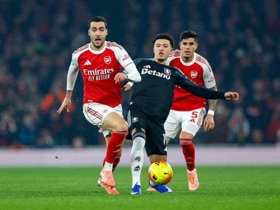Mikel Merino of Arsenal challenges Jadon Sancho of Aston Villa Arsenal v Aston Villa, Football, Premier League, Emirates Stadium, London, UK - 30 12 2025 EDITORIAL USE ONLY No use with unauthorised audio, video, data, fixture lists (outside the EU), club league logos or live services. Online in-match use limited to 45 images (+15 in extra time). No use to emulate moving images. No use in betting, games or Copyright: xMattxImpey Shutterstockx 16218191f