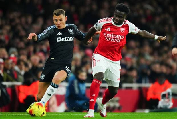 Lucas Digne of Aston Villa battles with Bukayo Saka of Arsenal Arsenal v Aston Villa, Premier League, Football, Emirates Stadium, London, UK - 30 Dec 2025London Emirates Stadium United Kingdom EDITORIAL USE ONLY No use with unauthorised audio, video, data, fixture lists, club league logos or live services. Online in-match use limited to 120 images, no video emulation. No use in betting, games or single club league player publications. Copyright: xJavierxGarcia Shutterstockx 16216222t