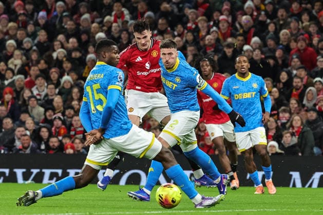 Premier League Manchester United, ManU v Wolverhampton Wanderers Benjamin Sesko of Manchester United shoots on goal during the Premier League match Manchester United vs Wolverhampton Wanderers at Old Trafford, Manchester, United Kingdom, 30th December 2025 (Photo by Mark Cosgrove News Images) Manchester Old Trafford Greater Manchester United Kingdom Copyright: xMarkxCosgrove NewsxImagesx