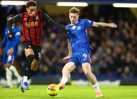 Chelsea v Bournemouth, English Premier League, Stamford Bridge, London, UK - 30 12 2025 Marcus Tavernier of Bournemouth tackles Liam Delap of Chelsea during the Premier League game at Stamford Bridge London Stamford Bridge London GBR, UK NEWSPAPERS OUT Copyright: xMarkxGreenwoodx
