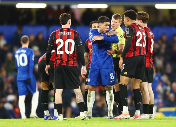 Chelsea v Bournemouth, English Premier League, Stamford Bridge, London, UK - 30 12 2025 Enzo Fernandez of Chelsea in discussion with James Hill of Bournemouth following a challenge during the Premier League game at Stamford Bridge London Stamford Bridge London GBR, UK NEWSPAPERS OUT Copyright: xMarkxGreenwoodx