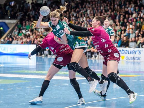 Sina Ehmann (Frisch Auf Frauen, 22) im Duell mit Svenja Huebner (TuS Metzingen, 26) und Selina Lindemann (TuS Metzingen, 02), Frisch Auf Goeppingen vs. TuS Metzingen, Handball, 1. Bundesliga, Spielzeit 2025 2026, 30.12.2025 Frisch Auf Goeppingen vs. TuS Metzingen, Handball, 1. Bundesliga, Spielzeit 2025 2026, 30.12.2025 Goeppingen Copyright: xMichaelxSchmidt Eibner-Pressefotx EP_MST