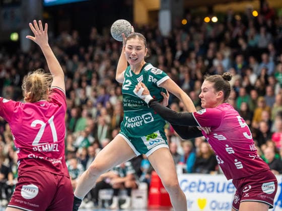 Haruno Sasaki (Frisch Auf Frauen, 32) im Zweikampf mit Carolin Huebner (TuS Metzingen, 56), Frisch Auf Goeppingen vs. TuS Metzingen, Handball, 1. Bundesliga, Spielzeit 2025 2026, 30.12.2025 Frisch Auf Goeppingen vs. TuS Metzingen, Handball, 1. Bundesliga, Spielzeit 2025 2026, 30.12.2025 Goeppingen Copyright: xMichaelxSchmidt Eibner-Pressefotx EP_MST