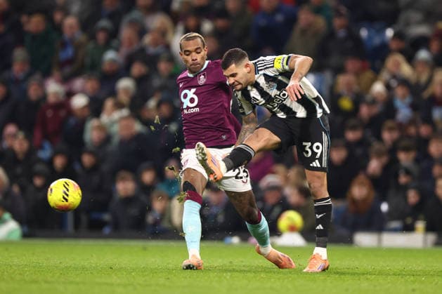 Burnley v Newcastle United, Premier League Lucas Pires of Burnley and Bruno Guimaraes of Newcastle United during the Premier League match between Burnley and Newcastle United at Turf Moor, Burnley, UK on 30 December 2025. Burnley Turf Moor Lancashire UK Editorial use only DataCo restrictions apply See www.football-dataco.com , Copyright: xRyanxBrownex PSI-23485-0047
