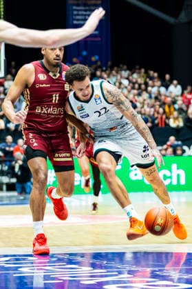 30.12.2025, xomx, Basketball easyCredit BBL Bundesliga, NINERS Chemnitz - VET-Concept Gladiators Trier v.l. Kostja Mushidi (Niners Chemnitz) und Nolan Adekunle (Gladiators Trier) im Zweikampf am Ball. Chemnitz