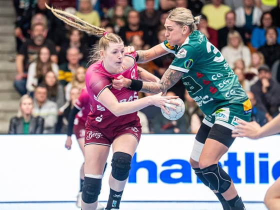 Naina Klein (TuS Metzingen, 09) im Zweikampf mit Luisa Schulze (Frisch Auf Frauen, 33), Frisch Auf Goeppingen vs. TuS Metzingen, Handball, 1. Bundesliga, Spielzeit 2025 2026, 30.12.2025 Frisch Auf Goeppingen vs. TuS Metzingen, Handball, 1. Bundesliga, Spielzeit 2025 2026, 30.12.2025 Goeppingen Copyright: xMichaelxSchmidt Eibner-Pressefotx EP_MST