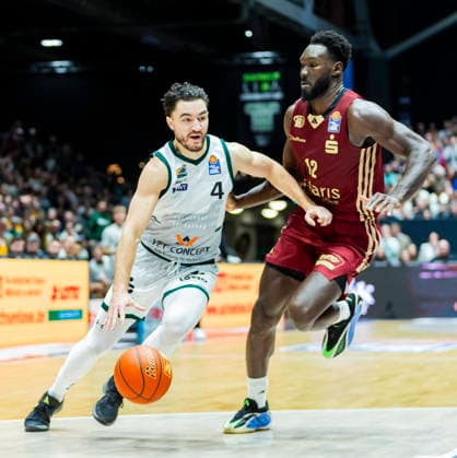 30.12.2025, xomx, Basketball easyCredit BBL Bundesliga, NINERS Chemnitz - VET-Concept Gladiators Trier v.l. Clayton Guillozet (Gladiators Trier) am Ball im Zweikampf mit Amadou Sow (Niners Chemnitz) Chemnitz