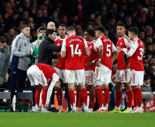 Mikel Arteta the Arsenal manager gathers his players around him to discuss tactics during a break in the 1st half Arsenal v Aston Villa, Football, Premier League, Emirates Stadium, London, UK - 30 12 2025 EDITORIAL USE ONLY No use with unauthorised audio, video, data, fixture lists (outside the EU), club league logos or live services. Online in-match use limited to 45 images (+15 in extra time). No use to emulate moving images. No use in betting, games or Copyright: xMattxImpey Shutterstockx 16218191k