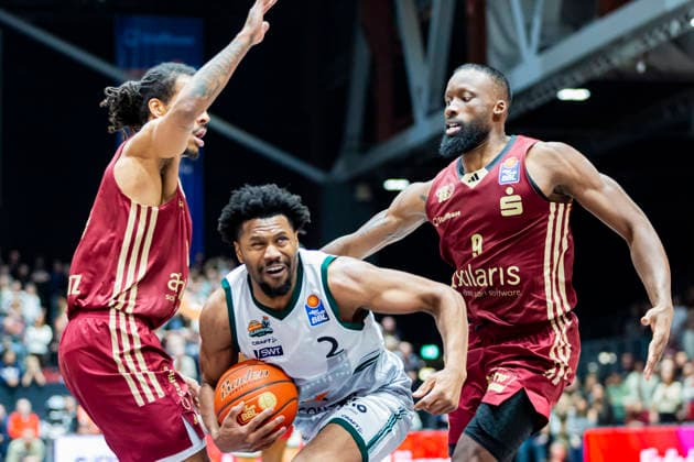 30.12.2025, xomx, Basketball easyCredit BBL Bundesliga, NINERS Chemnitz - VET-Concept Gladiators Trier v.l. Kevin Yebo (Niners Chemnitz), Dexter Akanno (Gladiators Trier) und John Newman III (Niners Chemnitz) im Kampf um den Ball. Chemnitz