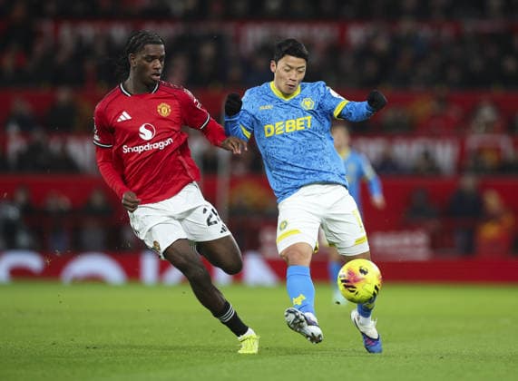 Manchester United, ManU v Wolverhampton Wanderers, FA Premier League 30.12.25 Manchester United v Wolverhampton Wanderers, FA Premier League Bradley Ormesher The Times Hwang Hee-Chan of Wolverhampton Wanderers and Ayden Heaven of Manchester United  Copyright: xBradleyxOrmesherx NINTCHDBPICT001048604013