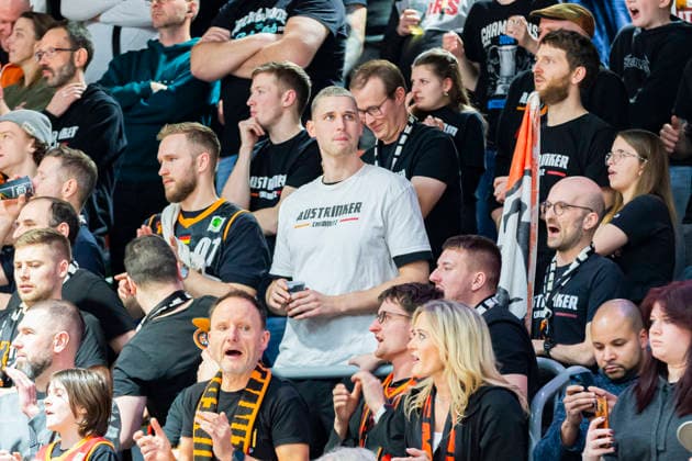 30.12.2025, xomx, Basketball easyCredit BBL Bundesliga, NINERS Chemnitz - VET-Concept Gladiators Trier v.l. Jonas Richter is back und feuert seine Niners an. Er steht mitten im Fanblock der Niners. Chemnitz