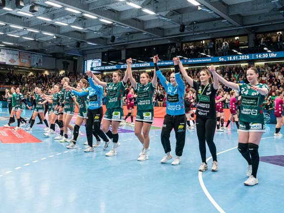 Die Mannschaft bedankt sich nach dem Sieg bei den Fans, Frisch Auf Goeppingen vs. TuS Metzingen, Handball, 1. Bundesliga, Spielzeit 2025 2026, 30.12.2025 Frisch Auf Goeppingen vs. TuS Metzingen, Handball, 1. Bundesliga, Spielzeit 2025 2026, 30.12.2025 Goeppingen Copyright: xMichaelxSchmidt Eibner-Pressefotx EP_MST