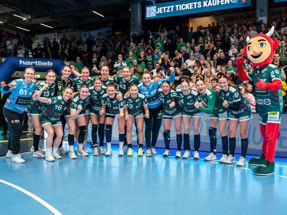 Siegerfoto von Frisch Auf Goeppingen, Frisch Auf Goeppingen vs. TuS Metzingen, Handball, 1. Bundesliga, Spielzeit 2025 2026, 30.12.2025 Frisch Auf Goeppingen vs. TuS Metzingen, Handball, 1. Bundesliga, Spielzeit 2025 2026, 30.12.2025 Goeppingen Copyright: xMichaelxSchmidt Eibner-Pressefotx EP_MST