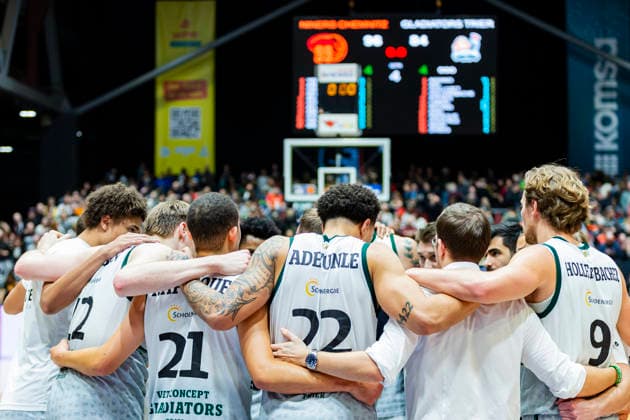 30.12.2025, xomx, Basketball easyCredit BBL Bundesliga, NINERS Chemnitz - VET-Concept Gladiators Trier v.l. Endstand: 96:84. Spielerkreis, Mannschaftskreis, Abklatschen Chemnitz