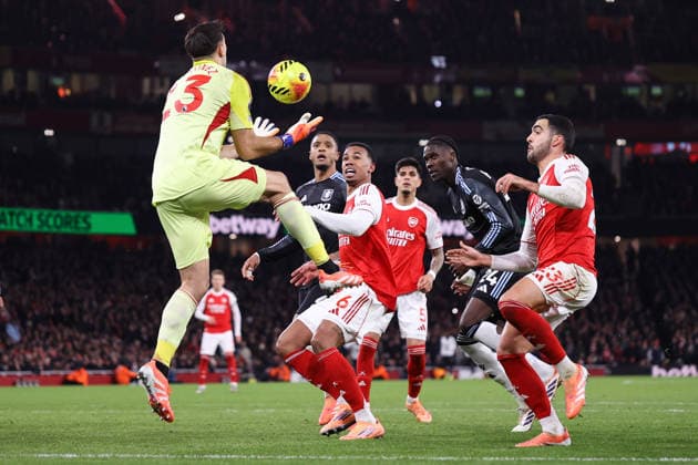 Arsenal v Aston Villa 30 December 2025, London - Premier League Football - Arsenal v Aston Villa - Gabriel of Arsenal watches on as Aston Villa goalkeeper Emiliano Martinez catches the ball - Photo: Jacques Feeney Offside. London UK Copyright: xJacquesxFeeneyx xOffsidexOffside
