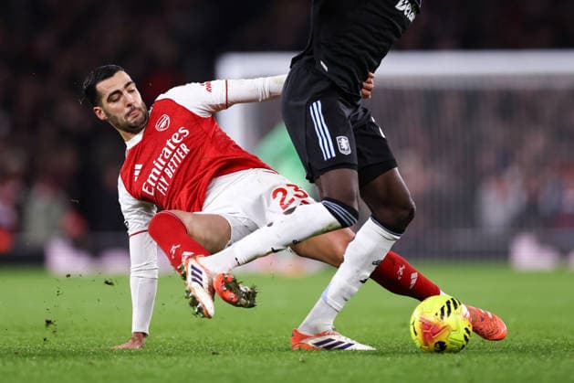 Arsenal v Aston Villa 30 December 2025, London - Premier League Football - Arsenal v Aston Villa - Mikel Merino of Arsenal tackles Amadou Onana of Aston Villa - Photo: Jacques Feeney Offside. London UK Copyright: xJacquesxFeeneyx xOffsidexOffside