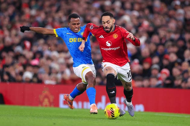 Football - Premier League - Manchester United, ManU v Wolverhampton Wanderers 30th December 2025 - Premier League - Manchester United v Wolverhampton Wanderers - Matheus Cunha of Manchester United battles with Jhon Arias of Wolverhampton Wanderers - Photo: Simon Stacpoole Offside. Manchester UK Copyright: xSimonxStacpoolexOffside