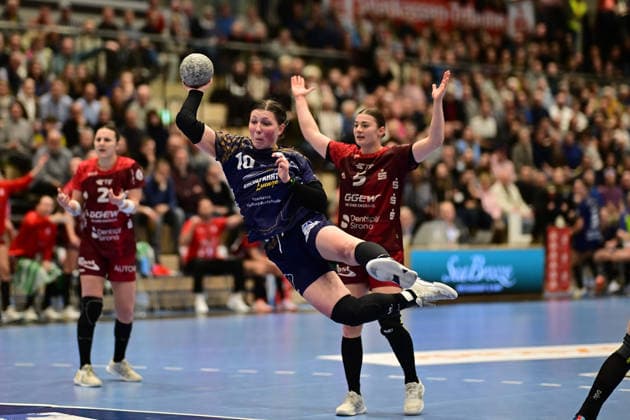 Handball I Frauen I Saison 2025-2026 I 1. HBF I 10. Spieltag I Buxtehuder SV - HSG Bensheim-Auerbach I 30.12.2025 Wurf Anika Hampel (10, Buxtehuder Sportverein) Buxtehude Halle Nord Niedersachsen Deutschland Copyright: xLobeca FelixxSchlikisx
