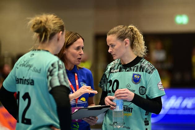 Handball I Frauen I Saison 2025-2026 I 1. HBF I 10. Spieltag I Buxtehuder SV - HSG Bensheim-Auerbach I 30.12.2025 Debbie Klijn (Buxtehuder Sportverein) mit Annie Linder (20, Buxtehuder Sportverein) Buxtehude Halle Nord Niedersachsen Deutschland Copyright: xLobeca FelixxSchlikisx