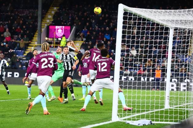 Malick Thiaw of Newcastle United has his header cleared off the line by Bashir Humphreys of Burnley Burnley v Newcastle United, Premier League, Football, Turf Moor, Burnley, UK - 30 Dec 2025Burnley Turf Moor United Kingdom EDITORIAL USE ONLY No use with unauthorised audio, video, data, fixture lists, club league logos or live services. Online in-match use limited to 120 images, no video emulation. No use in betting, games or single club league player publications. Copyright: xPaulxCurrie Shutterstockx 16216212ce