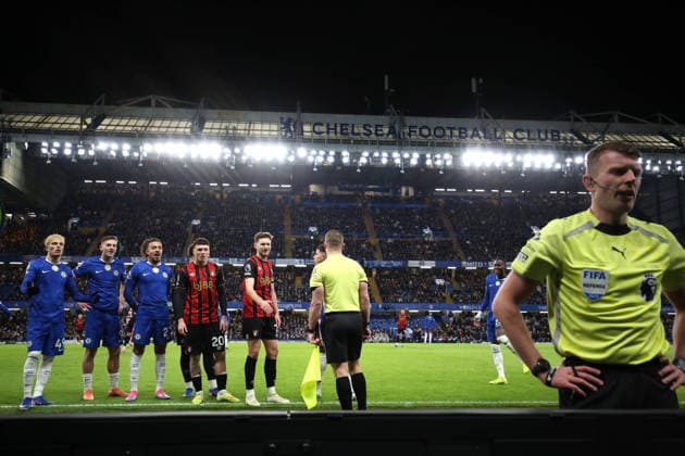 Chelsea v Bournemouth 30th December 2025, London - Premier League Football - Chelsea v AFC Bournemouth - Players watch from the pitch as referee Sam Barrott consults VAR - Photo: Charlotte Wilson Offside. London UK Copyright: xCharlottexWilsonx xOffsidexOffside