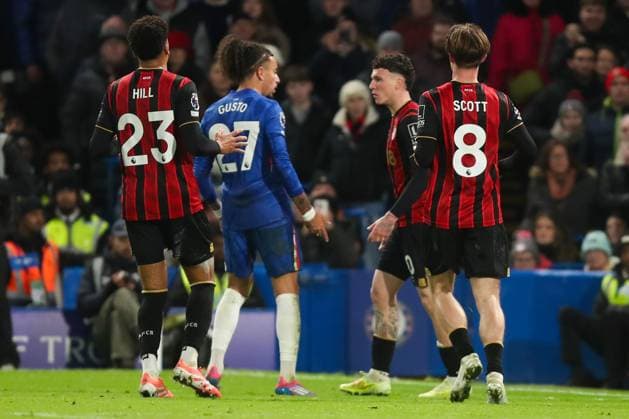 An argument between Ãlex Jimà nez of AFC Bournemouth and Malo Gusto of Chelsea Chelsea v AFC Bournemouth, Football, Premier League, Stamford Bridge, London, UK, 30 12 25 EDITORIAL USE ONLY No use with unauthorised audio, video, data, fixture lists (outside the EU), club league logos or live services. Online in-match use limited to 45 images (+15 in extra time). No use to emulate moving images. No use in betting, games or Copyright: xAnthonyxHanc Shutterstockx 16218122au