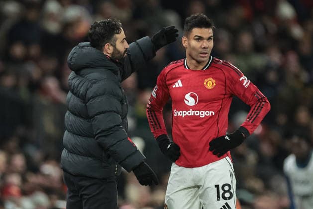 Premier League Manchester United, ManU v Wolverhampton Wanderers Ruben Amorim manager of Manchester United gives instruction to Casemiro of Manchester United during the Premier League match Manchester United vs Wolverhampton Wanderers at Old Trafford, Manchester, United Kingdom, 30th December 2025 (Photo by Mark Cosgrove News Images) Manchester Old Trafford Greater Manchester United Kingdom Copyright: xMarkxCosgrove NewsxImagesx