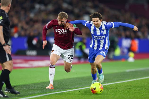West Ham United v Brighton & Hove Albion, Premier League West Ham forward Jarrod Bowen (20) and Brighton & Hove Albion defender Ferdi KadÄ±oglu (24) battle for the ball during the West Ham United v Brighton & Hove Albion Premier League match at the London Stadium, London, England on 30 December 2025 Credit: Sally Rawlins Every Second Media Editorial use only. All images are copyright Every Second Media Limited. No images may be reproduced without prior permission. All rights reserved. Premier League and Football League images are subject to licensing agreements with Football DataCo Limited. see https: www.football-dataco.com Copyright: xIMAGO EveryxSecondxMediax ESM-1728-0026 SallyxRawlinsx xEveryxSecondxMediax