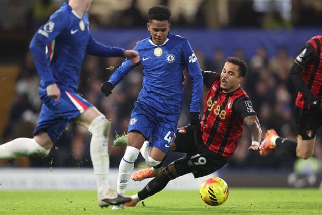 Chelsea v Bournemouth 30th December 2025, London - Premier League Football - Chelsea v AFC Bournemouth - Estevao Willian of Chelsea takes the ball around Justin Kluivert of Bournemouth - Photo: Charlotte Wilson Offside. London UK Copyright: xCharlottexWilsonx xOffsidexOffside