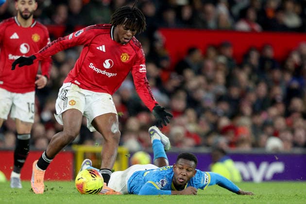 Manchester United, ManU v Wolverhampton Wanderers - Premier League Patrick Dorgu of Manchester United and Yerson Mosquera of Wolverhampton Wanderers challenge during the Premier League match between Manchester United and Wolverhampton Wanderers at Old Trafford on December 30, 2025 in Manchester, England. WARNING! This Photograph May Only Be Used For Newspaper And Or Magazine Editorial Purposes. May Not Be Used For Publications Involving 1 player, 1 Club Or 1 Competition Without Written Authorisation From Football DataCo Ltd. For Any Queries, Please Contact Football DataCo Ltd on +44 (0) 207 864 9121 Manchester Old Trafford England United Kingdom Copyright: xAllstarxPicturexLibraryxLtdx