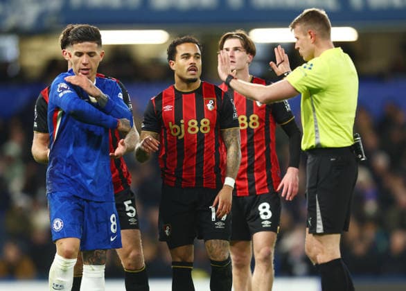 Chelsea v Bournemouth, English Premier League, Stamford Bridge, London, UK - 30 12 2025 Enzo Fernandez of Chelsea in discussion with referee Sam Barrottbafter a claim by Bournemouth for a penalty London Stamford Bridge London GBR, UK NEWSPAPERS OUT Copyright: xMarkxGreenwoodx