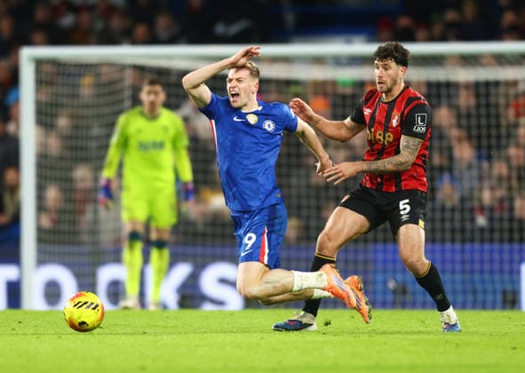 Chelsea v Bournemouth, English Premier League, Stamford Bridge, London, UK - 30 12 2025 Liam Delap of Chelseais fouled by Marcos Senesi of Bournemouth during the Premier League game at Stamford Bridge London Stamford Bridge London GBR, UK NEWSPAPERS OUT Copyright: xMarkxGreenwoodx